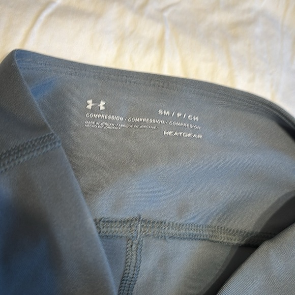 Under Armour HeatGear compression legging, Size Small. - Picture 3 of 4